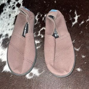 Tom’s brown shoes.